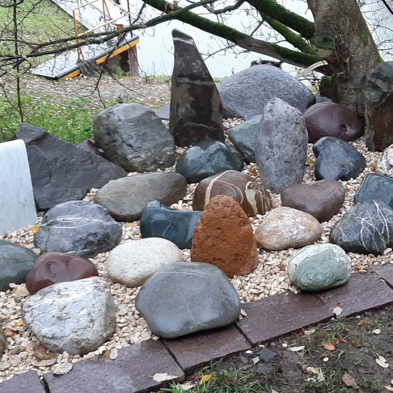 Steinbildhauer Köln | Mehrere Grabstein-Findlinge, so wie sie in unserer Ausstellung zu sehen sind