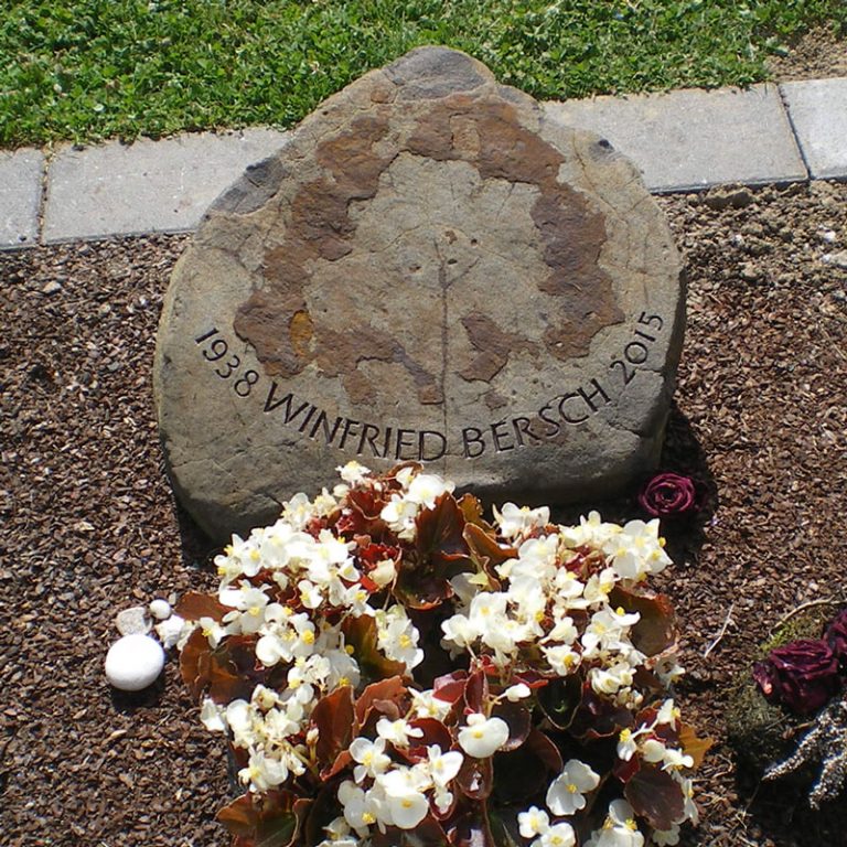 Grabstein-Findling aus Basaltsäule mit Ahornblatt-Motiv und im halbrund angeordneter Beschriftung