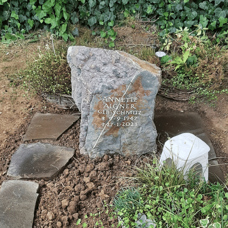 Kleiner Felsen-Grabstein für ein Urnengrab aus Saalfelder Edelgrau Kalkstein mit handwerklich eingearbeiteter Schrift