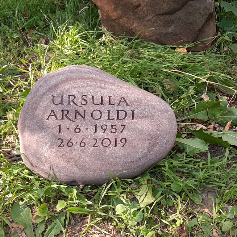 rabstein-Findling aus rotem Quarzit mit Römischen KapitalisBuchstaben