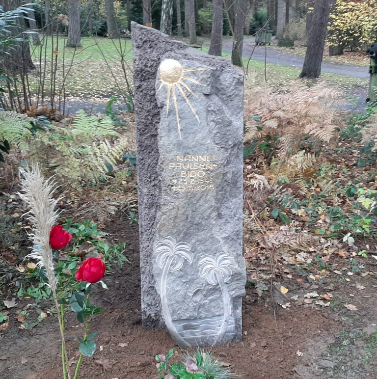 Natürlich gebrochener Felsen-Grabstein aus Bergischer Grauwacke mit Palmen-Motiv, vergoldetem Sonnen-Motiv und vergoldeter Inschrift