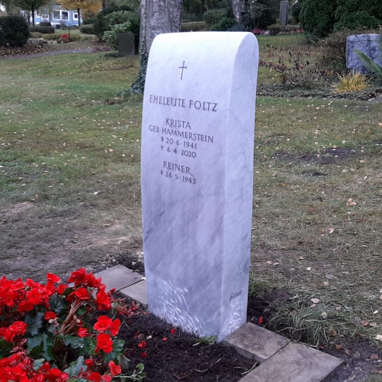 Grabmal in schlichter Form aus geschliffenem Carrara-Marmor mit von Hand gearbeiteter Schrift