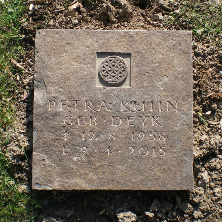 Lebensblume und Kapitalis-Quadrata-Inschrift auf einer  Ruhrsandstein-Grabplatte
