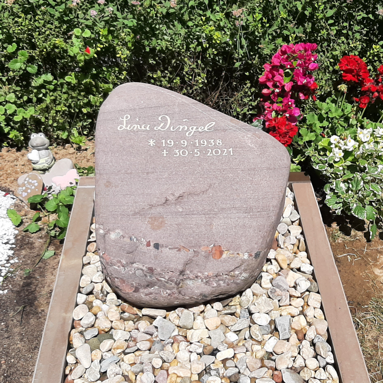 Roter Sandstein-Brekzien-Findling aus Frankreich mit Einfassung  aus Bergischer Grauwacke, Einzelgrab aufgefüllt mit Rheinkies