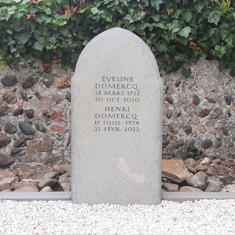 Steinmetz-mäßig bearbeitete Grab-Stele mit Spitzbogen und tief eingravierter römischer Kapitalschrift