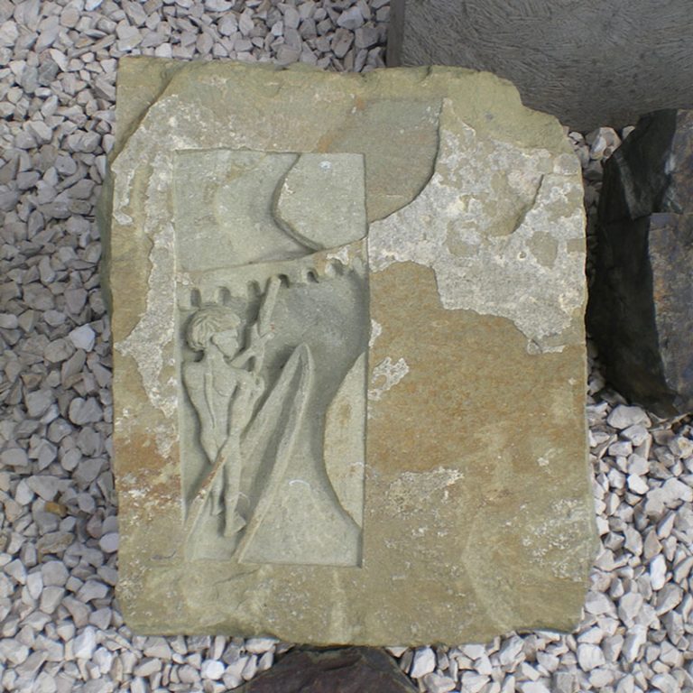 Flach-Relief eines Einbaumfahrers auf einem Fluss mit Brücke,  gehauen in Anröchter-Grünsandstein
