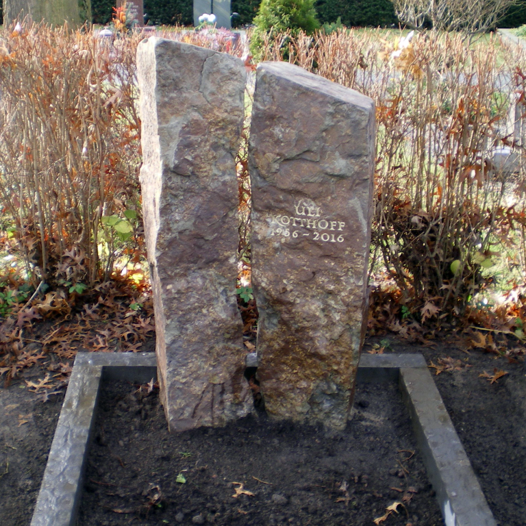 Grabmal Doppelstele aus natürlich gebrochenem Ruhrsandstein mit tief eingemeisselten römischen Kapitalbuchstaben als Beschriftung