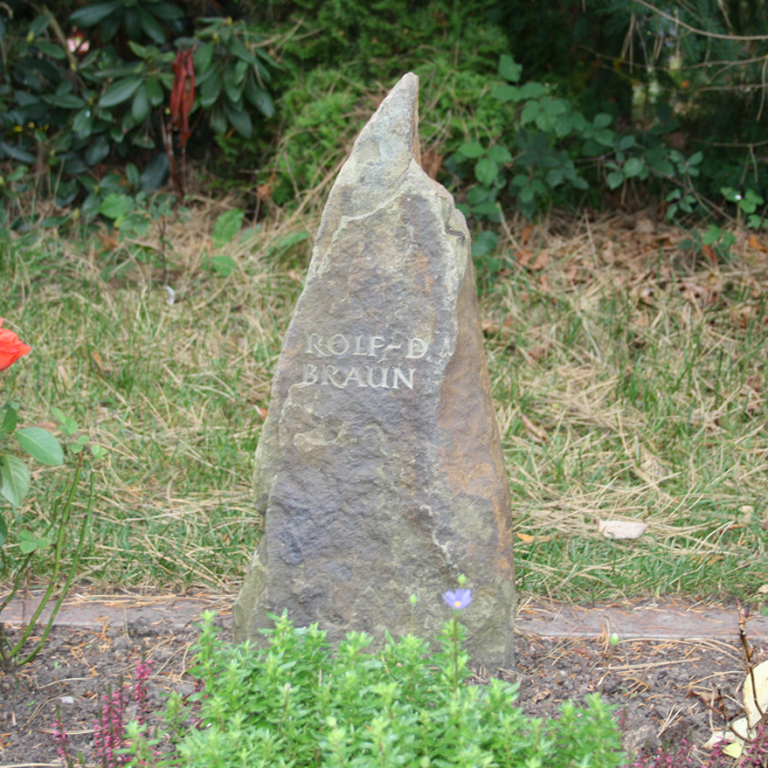 Kleiner Felsen-Grabstein für ein Urnengrab aus Ruhrsandstein mit handwerklich eingearbeiteter Schrift