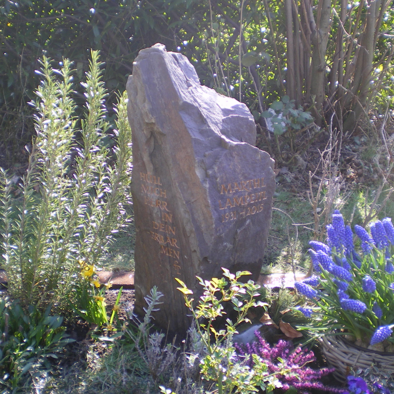 Natürlich gebrochener Felsen-Grabstein aus Ruhrsandstein mit Gedicht als Beschriftung