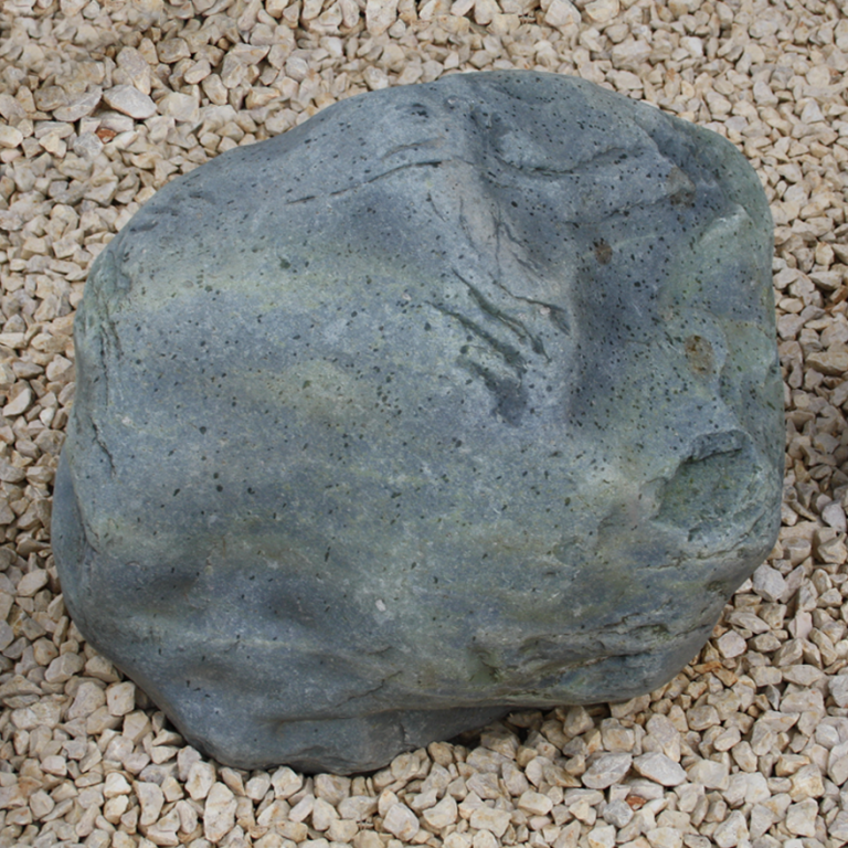 Amorpher, grün-blauer Diabas-Findling aus Südfrankreich, für ein  Einzel- oder Doppelgrab, oder als Gartenskulptur geeignet