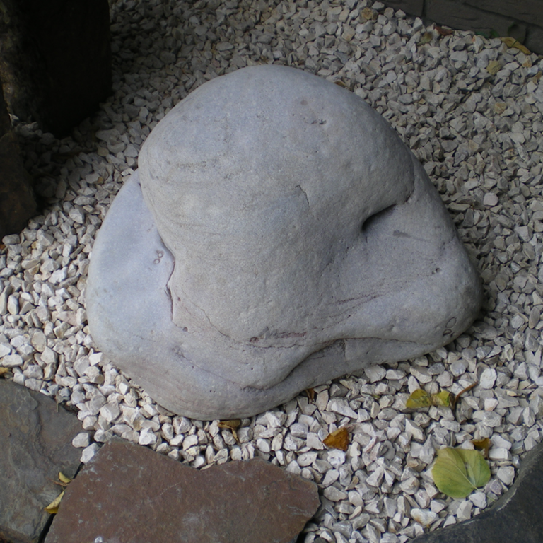 Amorpher, heller Kalkstein-Findling aus Nordfrankreich, für ein  Einzel- oder Doppelgrab, oder als Gartenskulptur geeignet