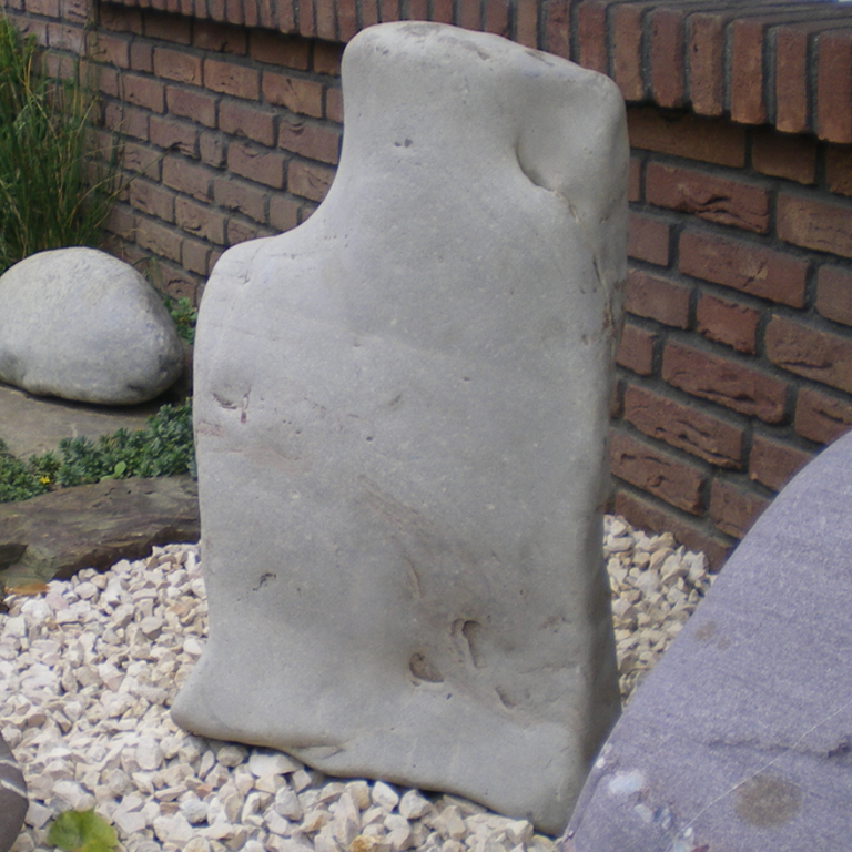 Stehender, hell-beiger Kalkstein-Findling aus der Normandie, in  einer an eine Flasche erinnernden Form