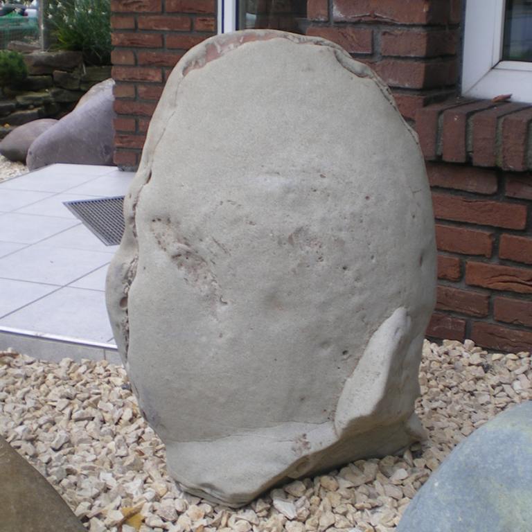 Stehender, hell-beiger Kalkstein-Findling aus der Normandie, in  einer an einen Haifisch-Kopf erinnernden Form