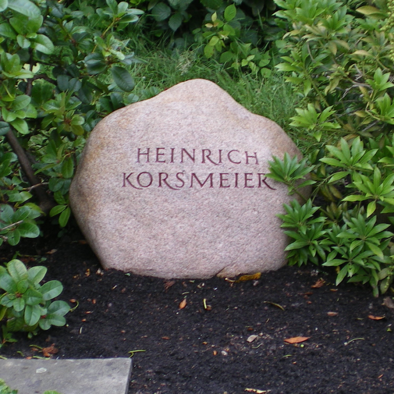 Nordischer Findling, der lange im geliebten Garten des Verstorbenen lag, und nun sein beschriftetes Grabmal ist