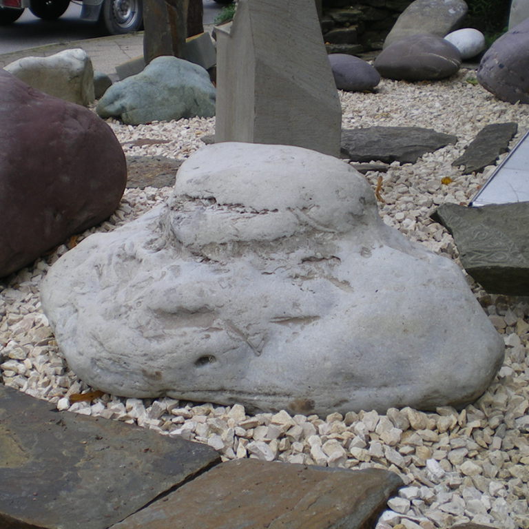 Amorpher, heller Kalkstein-Findling aus Nordfrankreich, für ein  Einzel- oder Doppelgrab, oder als Gartenskulptur geeignet