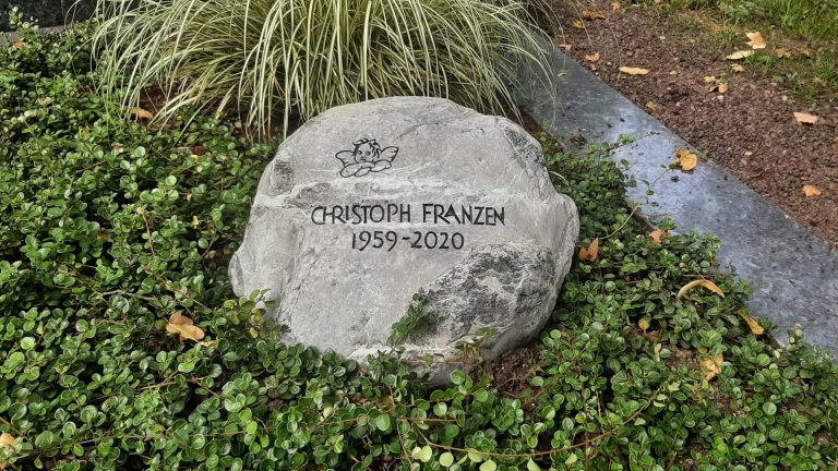 Genutetes Engel-Ornament im Stile Raphaels und eingearbeiteter  Grotesk-Inschrift