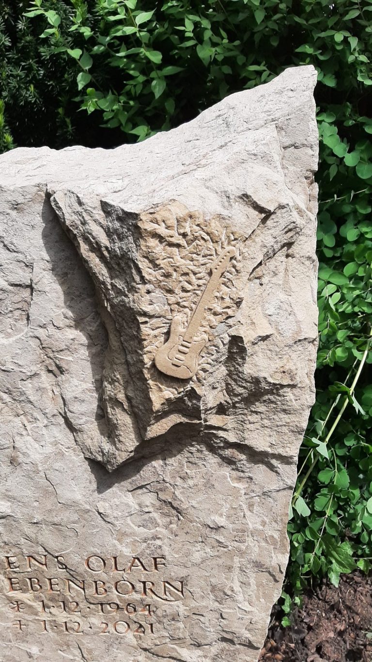 Plastisches Gitarren-Ornament in Udelfanger Sandstein