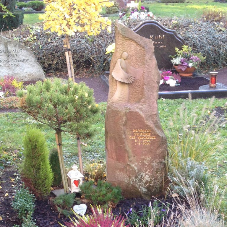 Grabmal aus rotem Eifel-Sandstein mit plastischem Engel-Ornament und vergoldeter Schrift