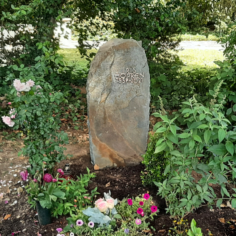 rabstein-Felsen aus Bergischer Grauwacke mit BronzeSchriftgitter