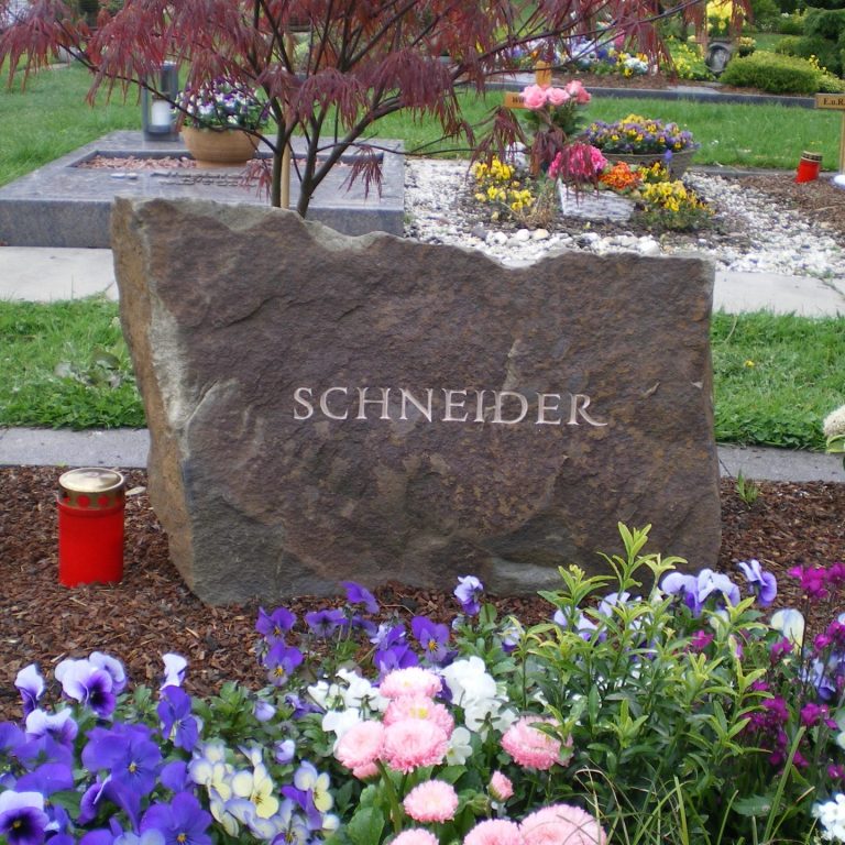 Rechteckiger, liegender Grabstein-Fels aus Ruhrsandstein mit tief eingravierter und getönter Schrift