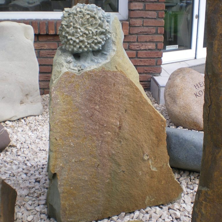 Felsen-Grabstein aus Anröchter Grünsandstein mit vollplastischem Baum-Ornament und darunter sitzendem Mann mit Hund