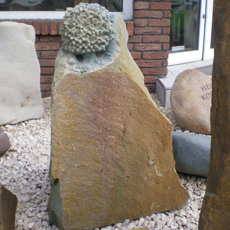 Natürlich gebrochener Grabstein-Fels aus Anröchter Grünsandstein mit vollplastischem Baum-Ornament