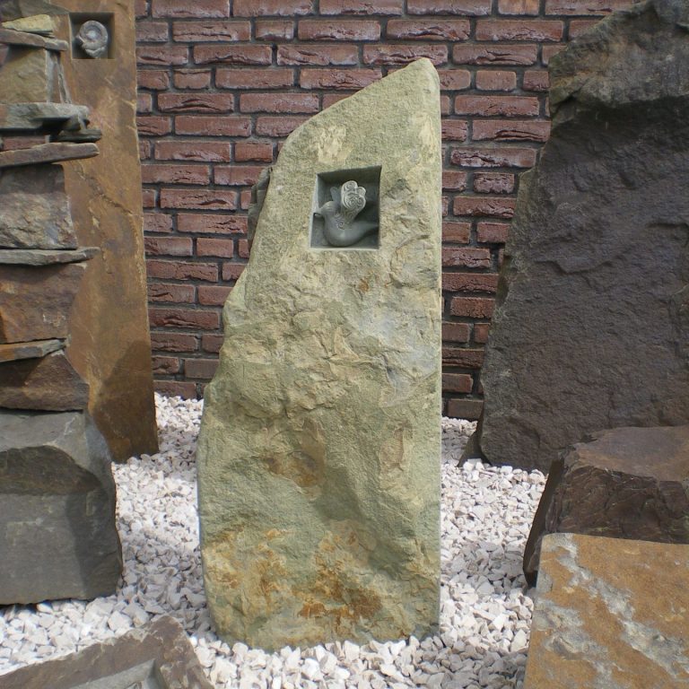 Felsen-Grabmal aus Anröchter Grünsandstein mit halbplastischem Vogel-Ornament