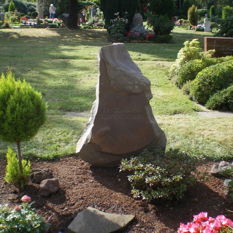 Felsen Grabmal für ein Doppelgrab mit Form einer brechenden Welle