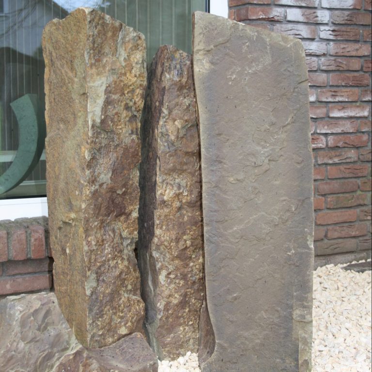 Gruppe aus drei, aus einem Stück gebrochener Grabstelen, aus Ruhrsandstein