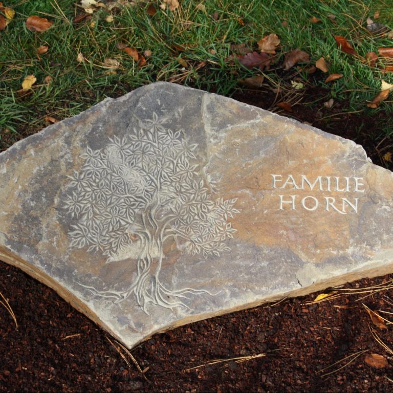 Liegender Grabstein-Fels mit Baum-Ornament und vertieft eingehauener Inschrift aus Ruhrsandstein