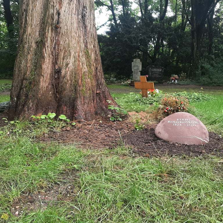 Weiß marmorierter, roter Sandstein-Findling für ein Baumwahlgrab,  mit im Bogen angeordneter Beschriftung