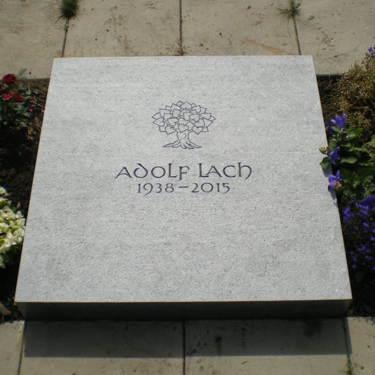 Tief genutetes Baum-Ornament und Unzial-Beschriftung un  Belgischem Blaustein