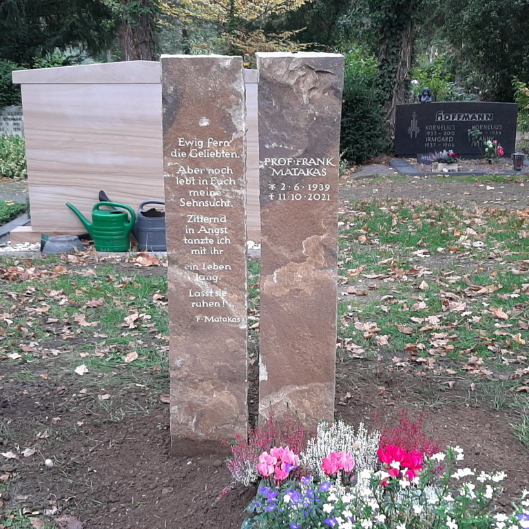 Grabstein-Doppelstele aus natürlich gebrochener Krustenplatte mit eingemeisseltem Gedicht des Verstorbenen aus Ruhr-Sandstein