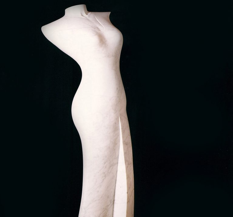kulptur eines weiblichen Torso aus CarraraMarmor