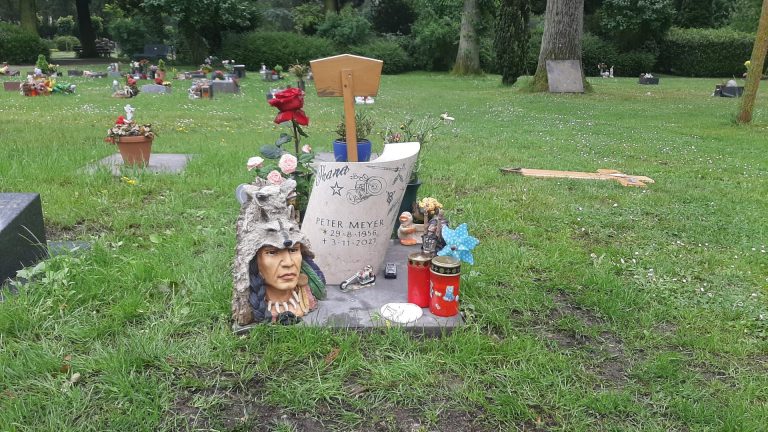 Handwerklich gearbeiteter Grabstein für ein pflegefreies Grab aus Jura-Kalkstein mit Tatoo-Motiven