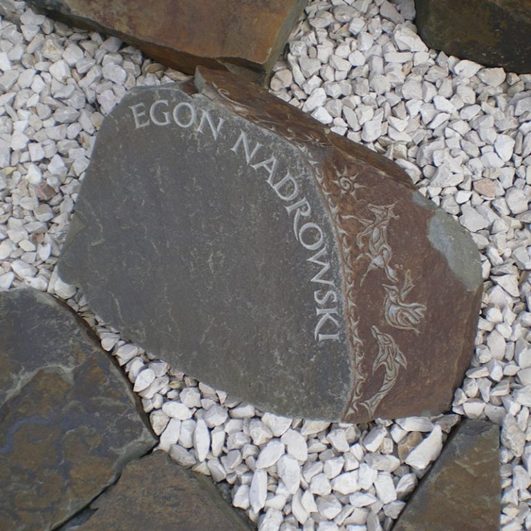 enutete Tier-Motive und im Bogen angeordnete Schrift in RuhrSandstein