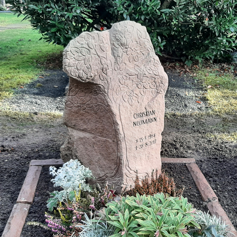 Genutetes Baum-Ornament und getönte Futura-Schrift in rotem  Eifel-Sandstein