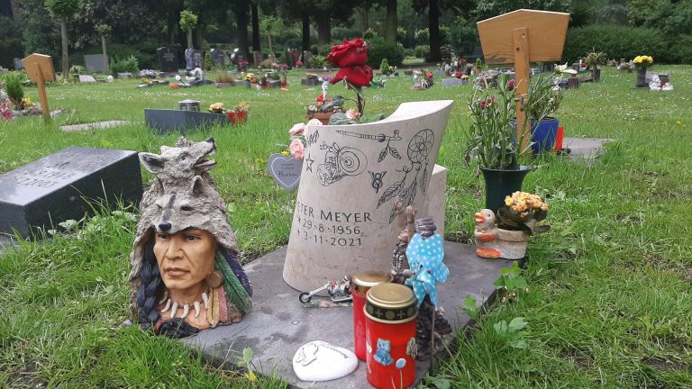 verse Tatoo-Motive sowie einer Beschriftung mit FuturaLettern in Jura-Kalkstein