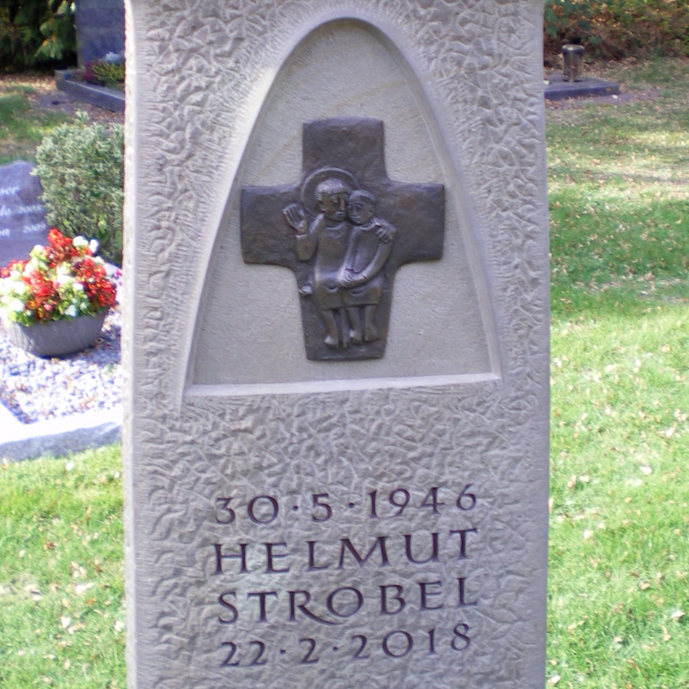 Kreuz-Ornament aus Bronze, eingelassen in eine vertiefte Parabel aus Bergischer Grauwacke