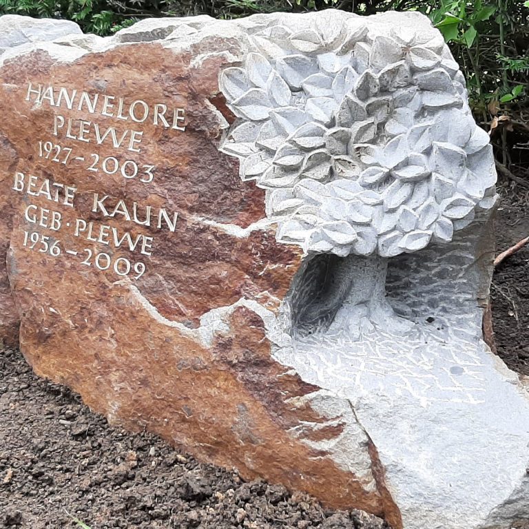 Vollplastische Baum-Skulptur in Ruhr-Sandstein gehauen