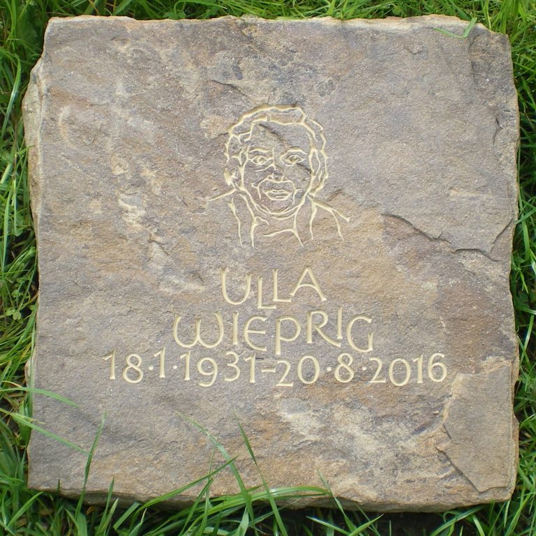 enutetes Portrait und freihe Grotesk-Inschrift in Ruhrsandstein Krustenplatte