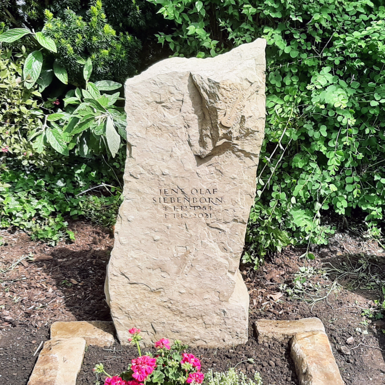 Grabmal-Fels aus Udelfanger Sandstein mit Gitarren-Ornament und Grabumrandung aus Ruhrsandstein-Mauersteinen