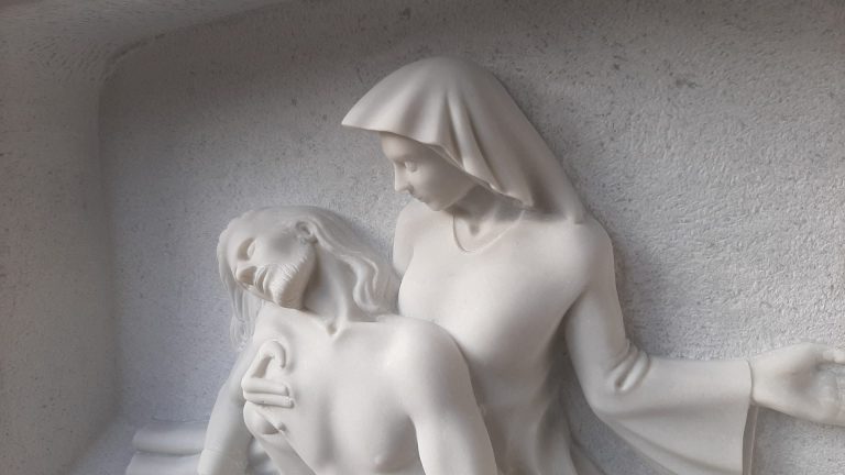 Grabskulptur Leverkusen - vom Steinmetz gestaltet