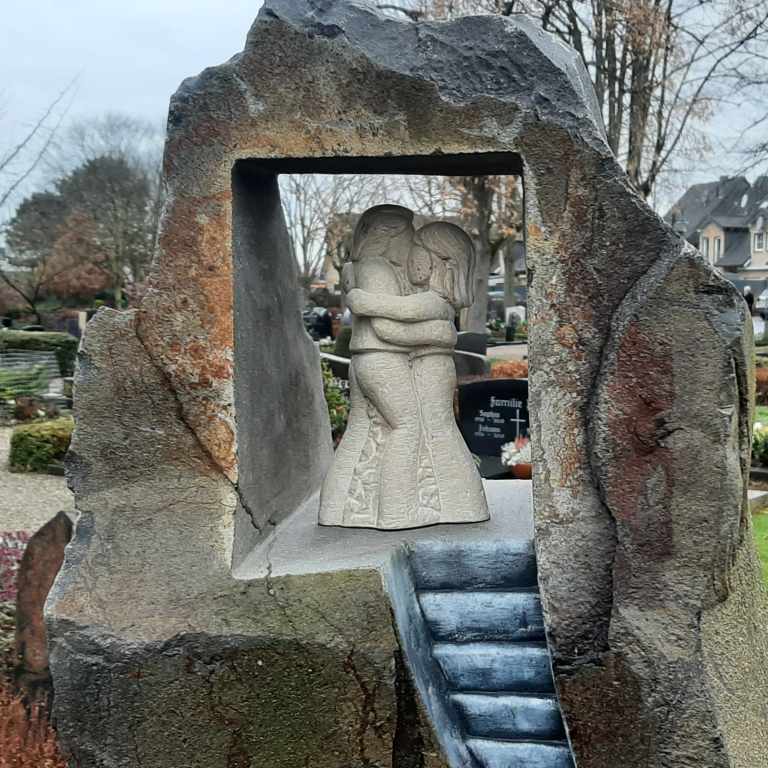 Plastik eines tanzenden Paares aus  Obernkirchener Sandstein in einer Aushöhlung  einer Basaltsäule