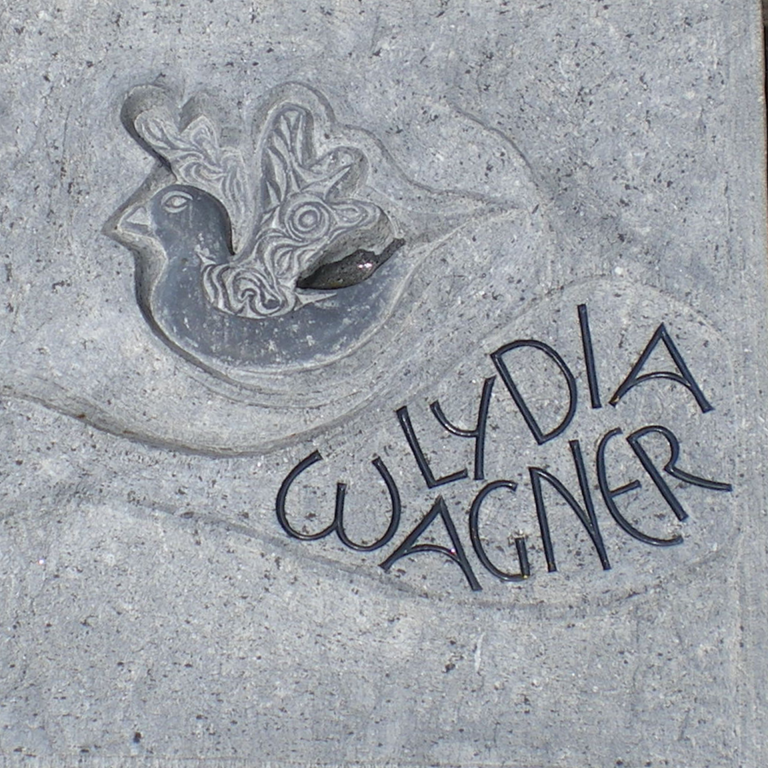 Friedenstauben-Ornament und freihe Grotesk-Inschrift in  Belgischem Blaustein