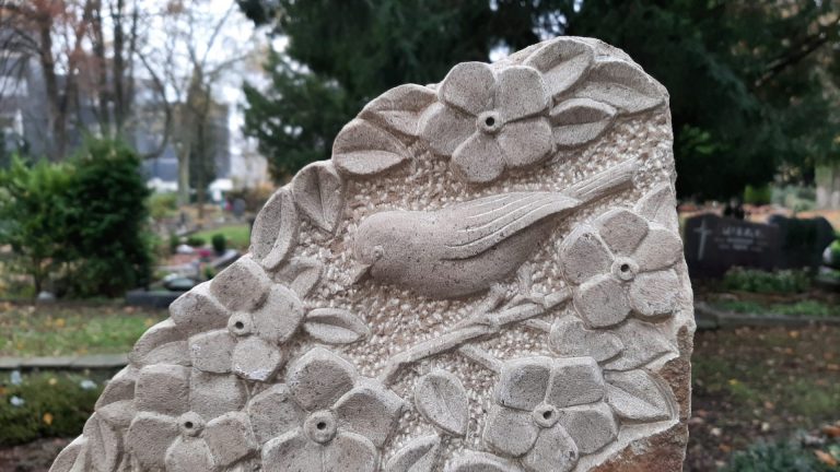 Relief eines Vogels zwischen Blumen, eingehauen in Udelfanger  Sandstein