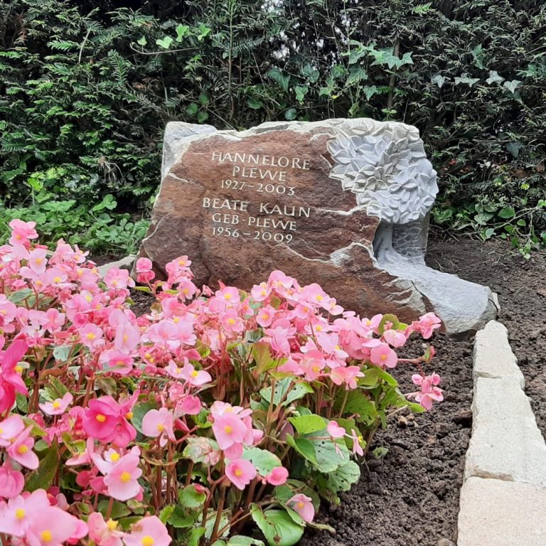 Grabstein-Findling aus Ruhrsandstein mit Baum-Ornament und vertieft eingehauener Schrift