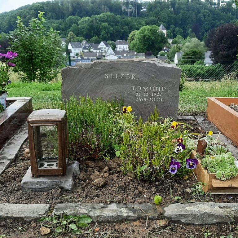 Urnengrabstein aus natürlich gebrochener Bergischer Grauwacke mit Grabeinfassung