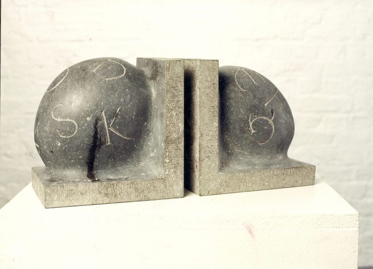 Buchstützen aus geschliffenem belgischem  Blaustein mit eingravierten Unzial-Buchstaben