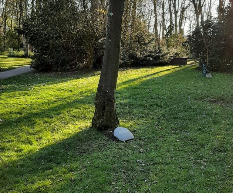 Beschrifteter Grabstein-Findling auf einem Baumgrab-Feld auf dem  Ostfriedhof im Köln